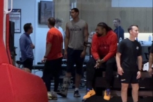 穿着保护靴!船记晒照:尼德豪泽身穿训练服来到球场 短发新造型