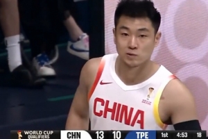可惜啊!赵继伟抢断被吹犯规 随即被高诗岩替换下场