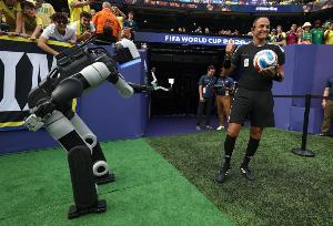 太阳报:巴西vs挪威FIFA安排人形机器人出场运送足球,引球迷质疑