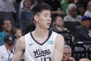 下半场没有获得上场机会!郭昊文上演国王首秀 出战9分钟拿4分3助