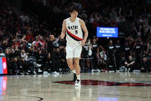 开拓者自媒体:杨瀚森勾手证明有技术 减速欧洲步能否在NBA施展?