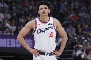 火气很大!桑德斯12中6拿下18分6板2助1断 参与冲突吃T