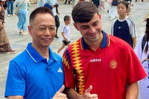 詹俊遇见佩德里:问了他和2010的踢场谁赢,还有以后考虑利物浦么