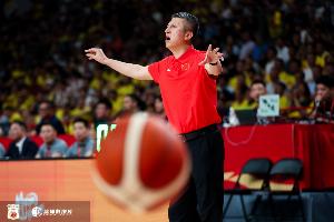 半场战报-中国男篮11记三分球62-43领先喀麦隆19分 贺希宁12分