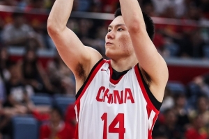 高效输出!李弘权半场4投3中&三分2中1 得到7分3板2助