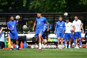 BBC:拉克鲁瓦能适应3后卫4后卫踢法,阿隆索对两种阵型驾轻就熟