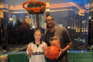 城会玩!哎哟薇COS了个篮筐 杰伦·威廉姆斯配合地完成了“暴扣”