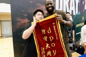 昨日送花递烟 今天送锦旗!追梦中国行感受国内球迷人情世故