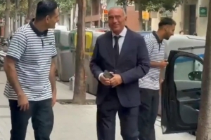 每体:巴萨副主席尤斯特与利瓦科维奇以及董事会共进午餐