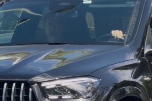 记者:热苏斯经纪人与德科一同离开巴萨基地,将办理球员签约事宜