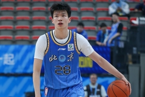 媒体人:张鹏珲今夏进步不小 希望北京在常规赛多给年轻人机会