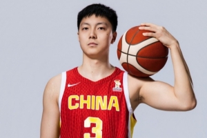胡明轩:我们现在每场都是全力拼对手 3场小组赛大家都做得非常好