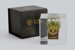 独一无二的藏品!英媒:曼联出售老特拉福德草皮碎块,售价125镑