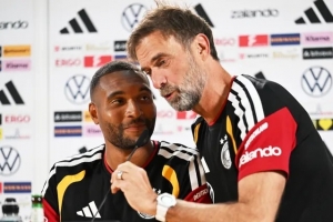 塔:维尔茨会拿出更好的表现,现在大家揪着他骂我觉得有点过了