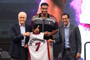 字母哥:我提前结束休假 与热火新队友共赴魔鬼训练营