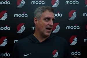 亨德森:诺里很严格也会鼓舞士气 我们需要这样的教练执教