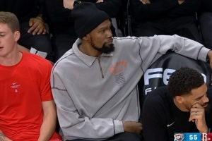 着急下班!杜兰特上半场出战16分钟 第三节一袭便装出现在替补席