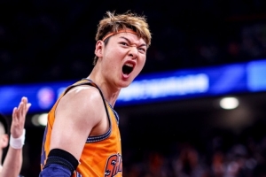 揭幕战狂揽18板!王哲林CBA生涯篮板总数超越李晓旭 升至历史第三