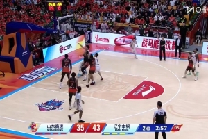 鄢手骐突破妙传爱德华兹命中三分 杨鸣:鄢手骐这球转移的好!