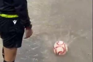 都能划船了西班牙第四级别联赛因暴雨推迟,主裁扔球测试积水