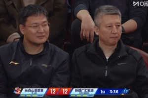 考察谁呢?男篮主帅郭士强现场观战吉林与新疆比赛